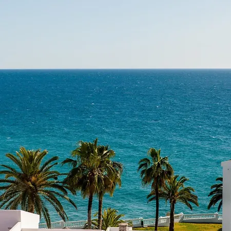 A Un Paso De La Zona Peatonal Del Balcón De Europa Nerja