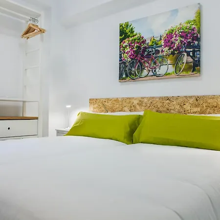 A Un Paso De La Zona Peatonal Del Balcón De Europa