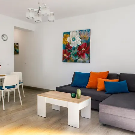 A Un Paso De Peatonal Del Balcon De Europa! *