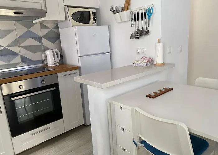 ¡a Un Paso De Peatonal Del Balcon De Europa!