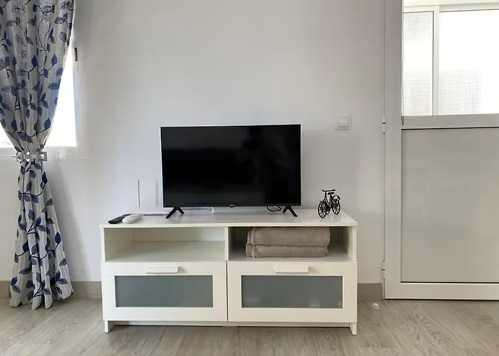 A Un Paso De La Zona Peatonal Del Balcón De Europa