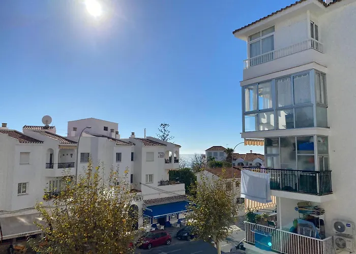 A Un Paso De La Zona Peatonal Del Balcón De Europa