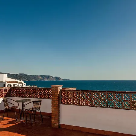 A Un Paso De Peatonal Del Balcon De Europa!