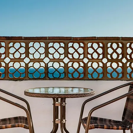 A Un Paso De Peatonal Del Balcon De Europa!